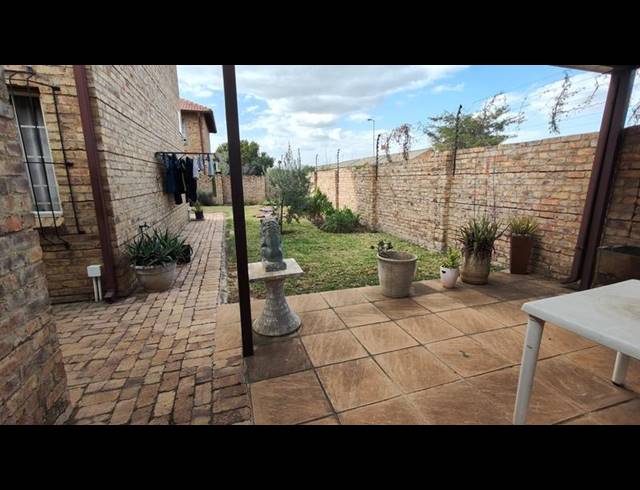 2 BEDROOM TOWNHOUSE FOR SALE IN ANNLIN